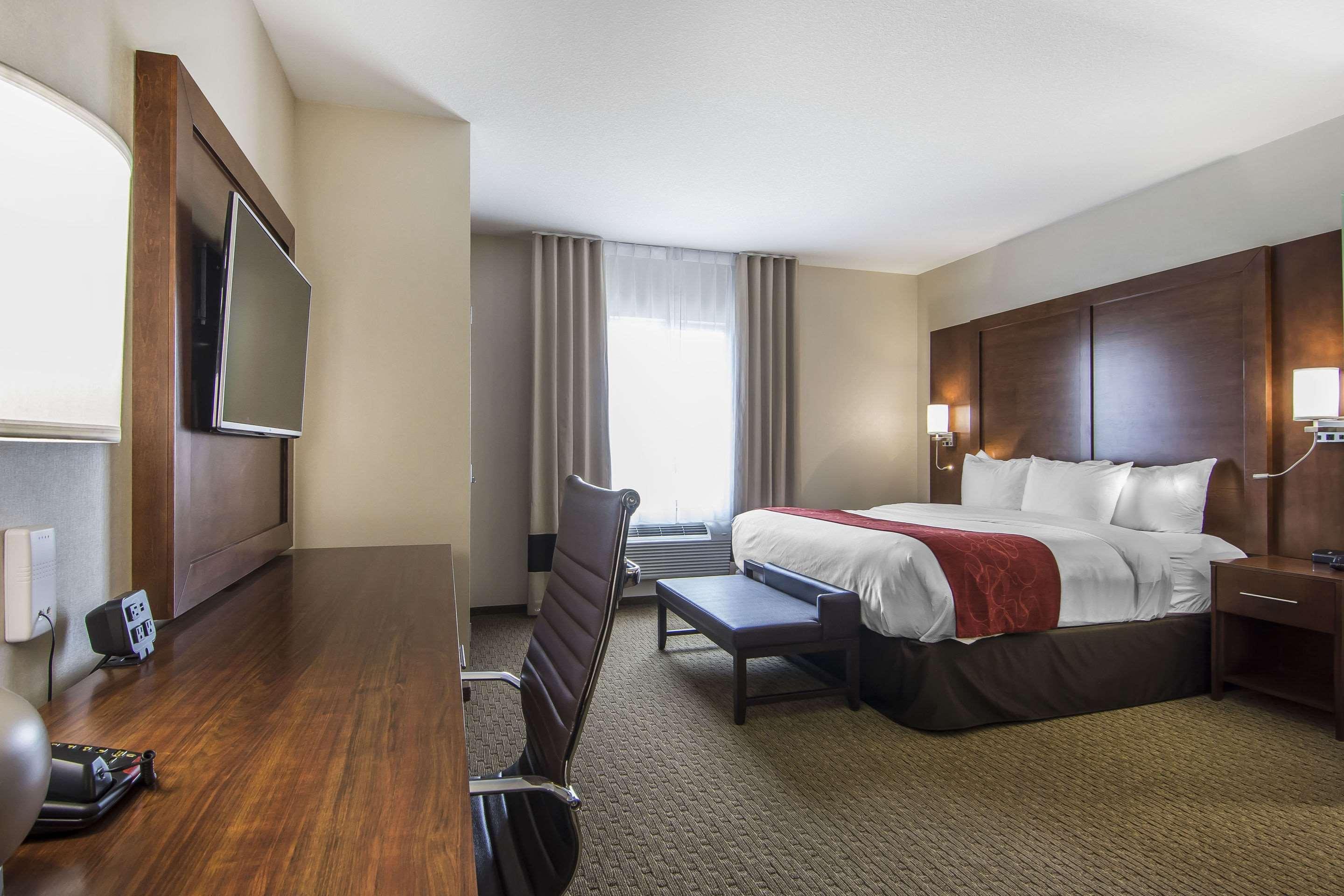 Comfort Suites Regina Bagian luar foto