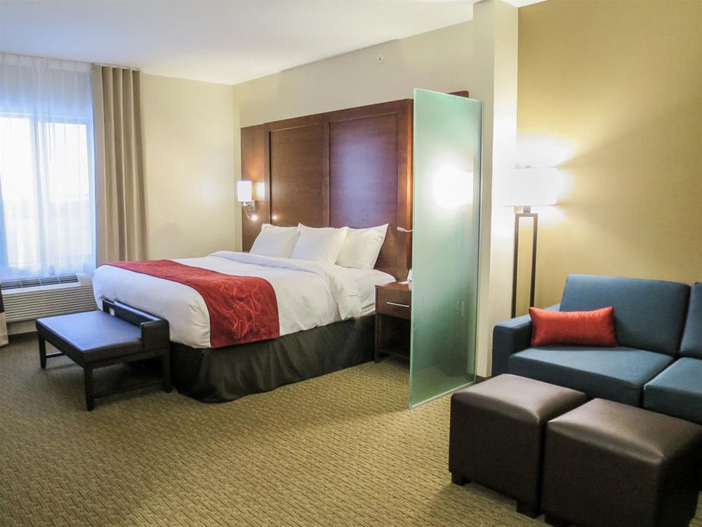 Comfort Suites Regina Bagian luar foto