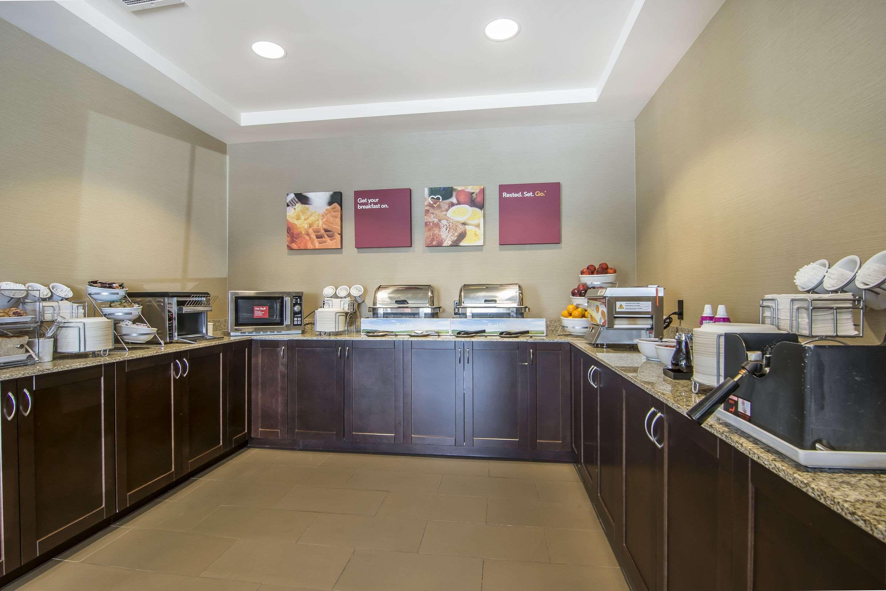 Comfort Suites Regina Bagian luar foto