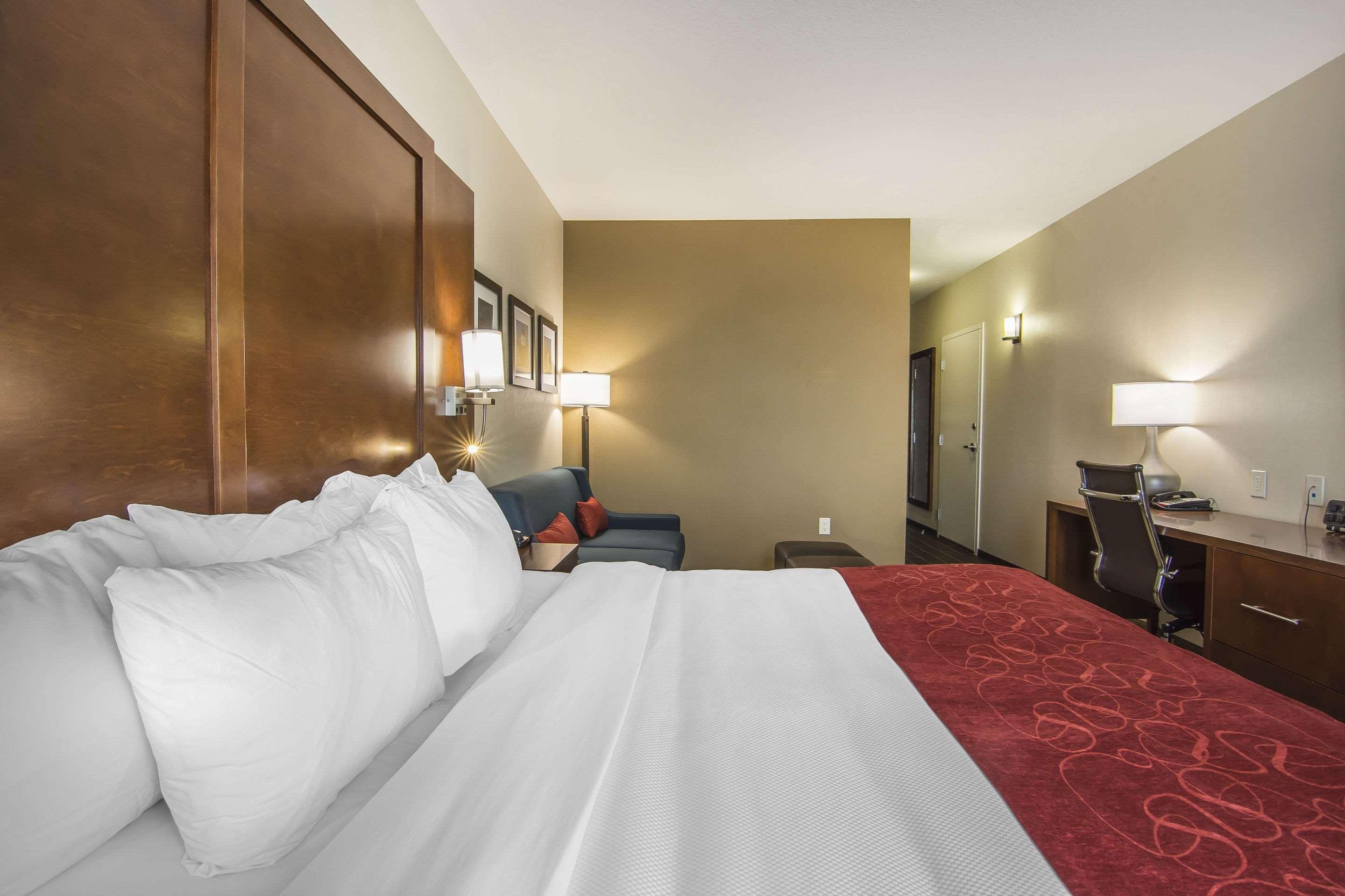 Comfort Suites Regina Bagian luar foto