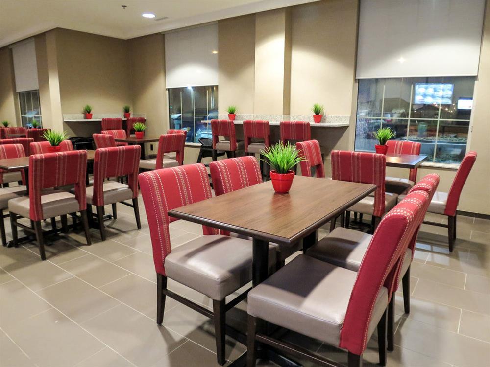 Comfort Suites Regina Bagian luar foto