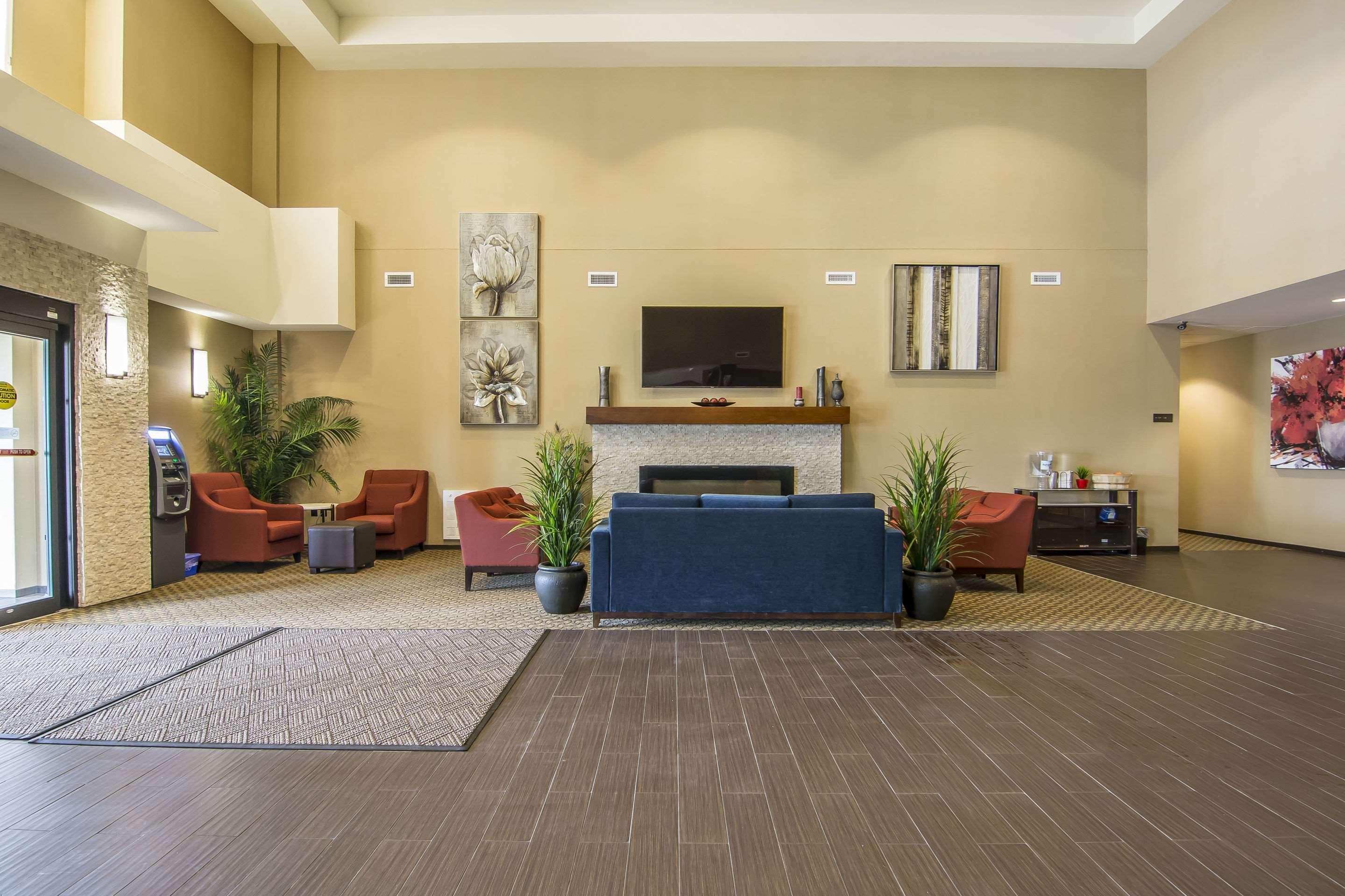 Comfort Suites Regina Bagian luar foto