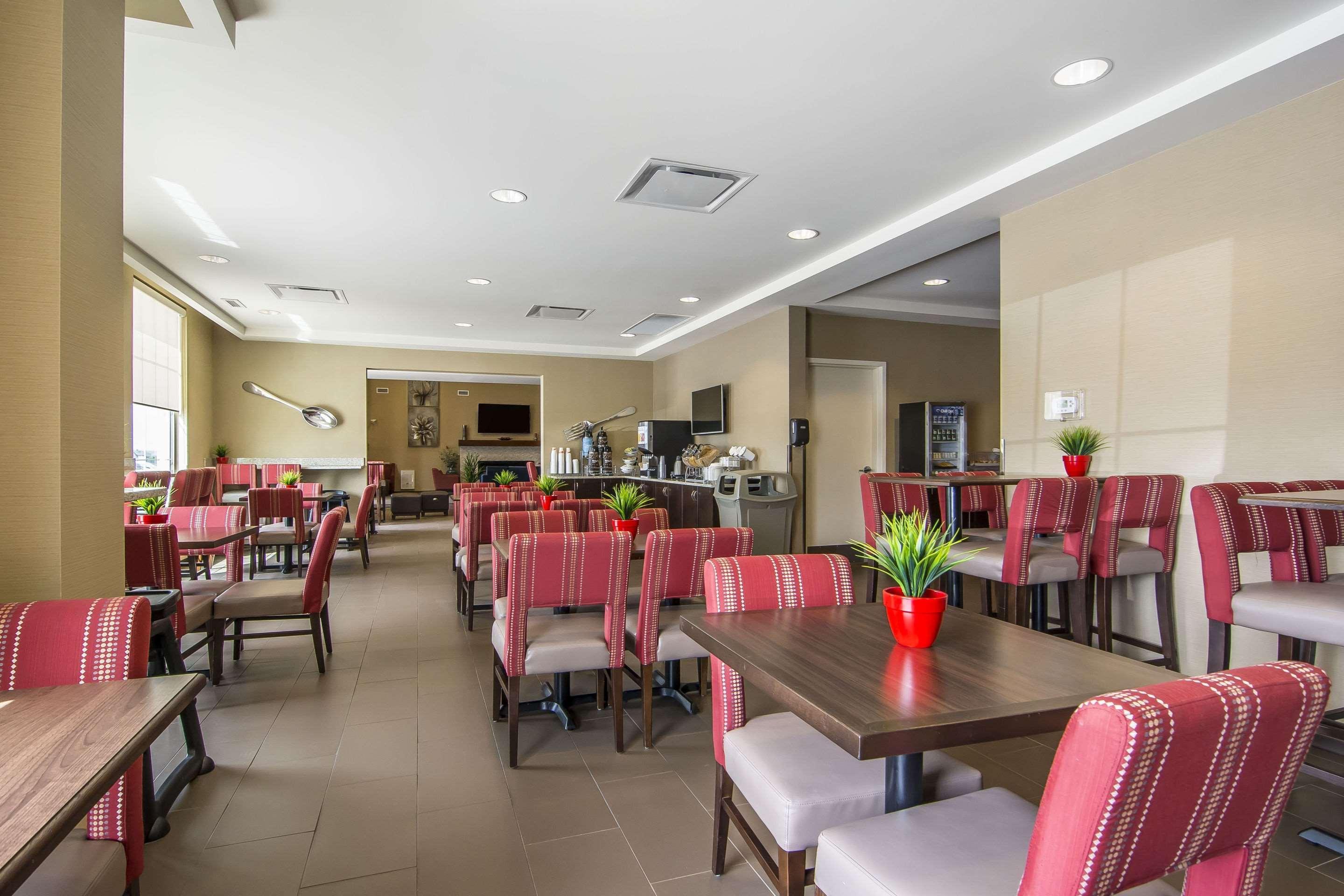 Comfort Suites Regina Bagian luar foto