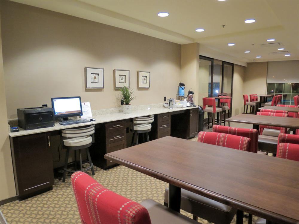 Comfort Suites Regina Bagian luar foto