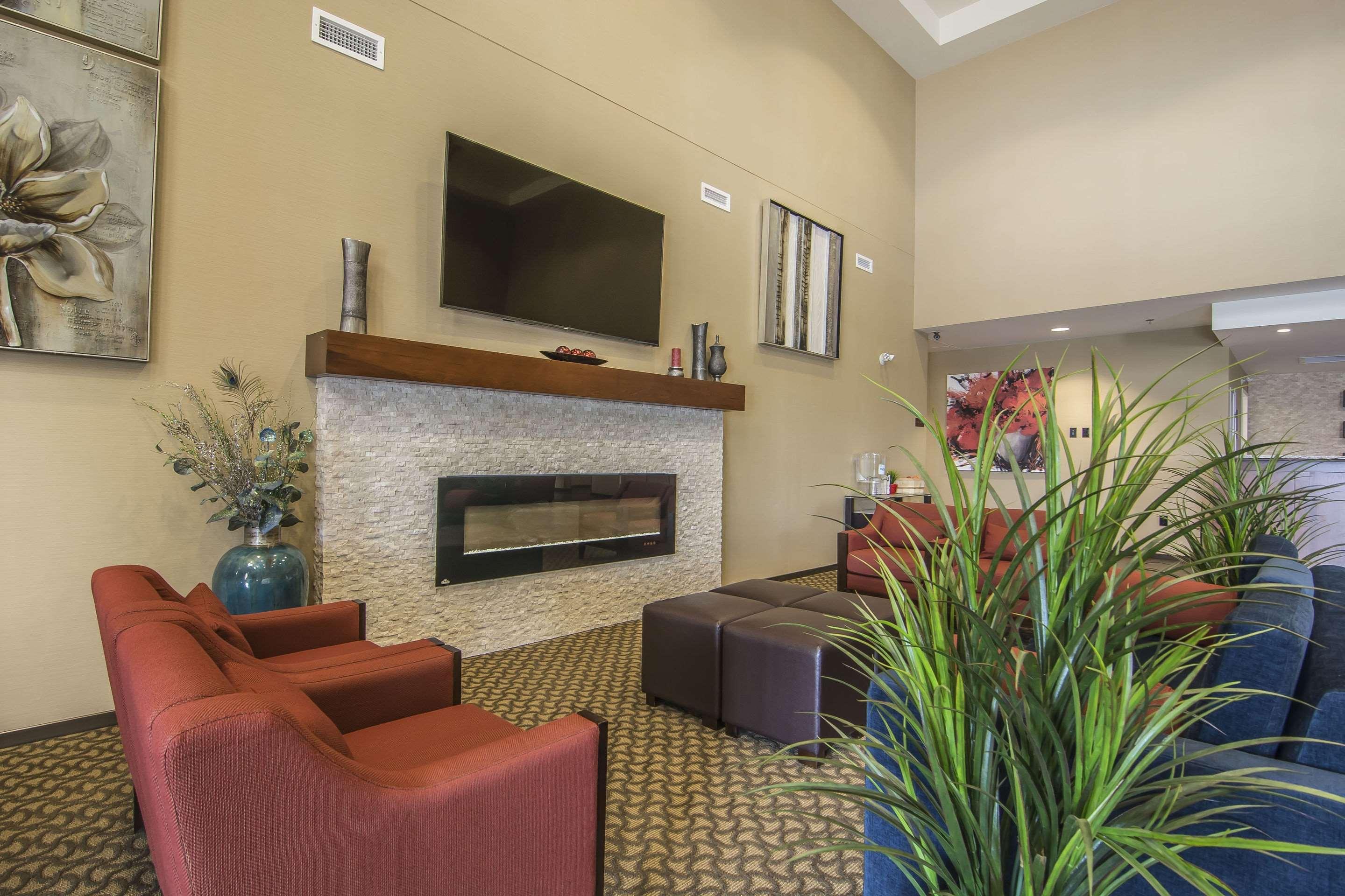 Comfort Suites Regina Bagian luar foto