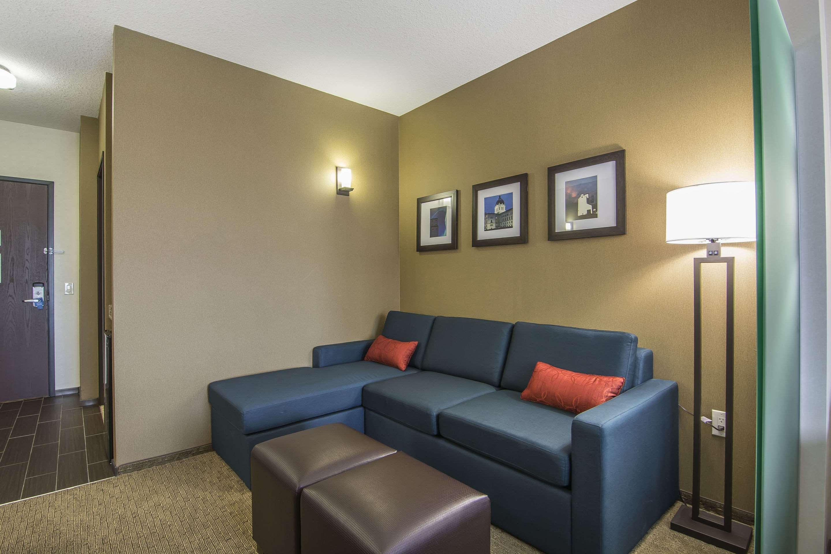 Comfort Suites Regina Bagian luar foto