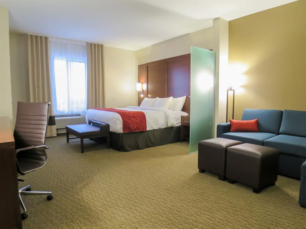Comfort Suites Regina Bagian luar foto