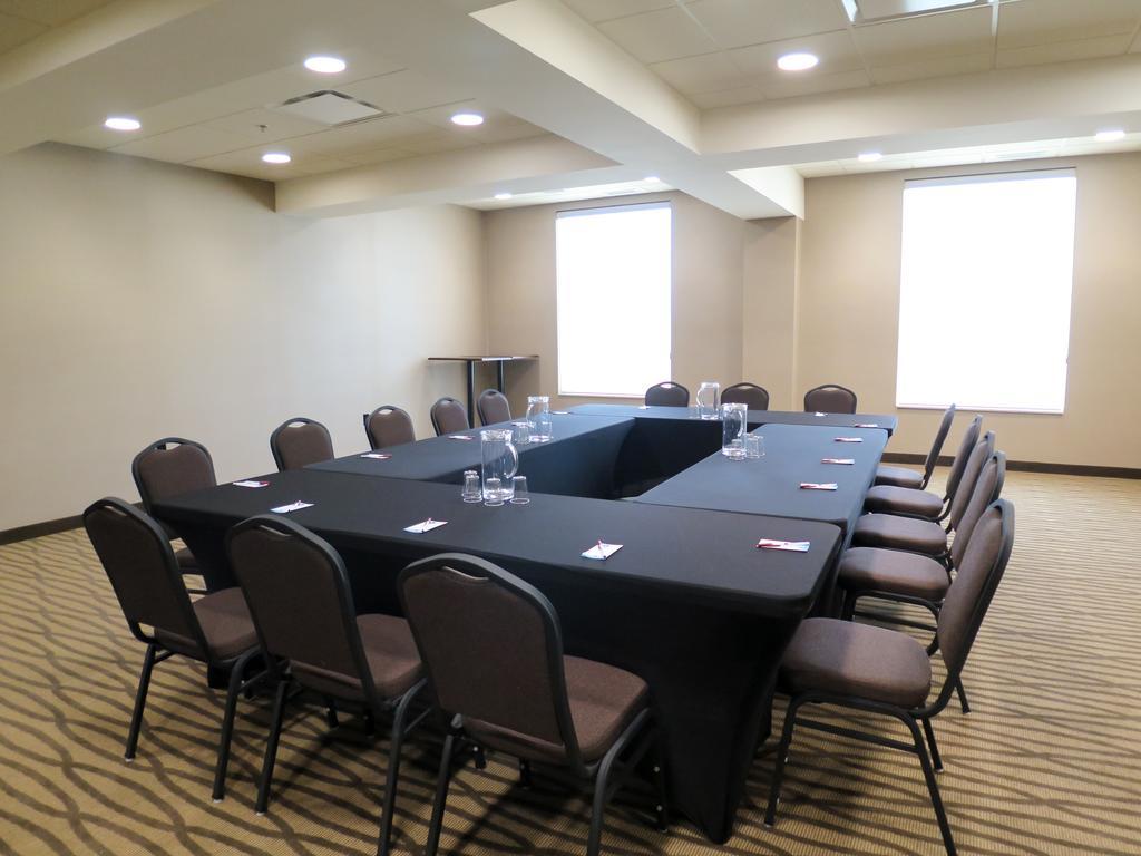 Comfort Suites Regina Bagian luar foto