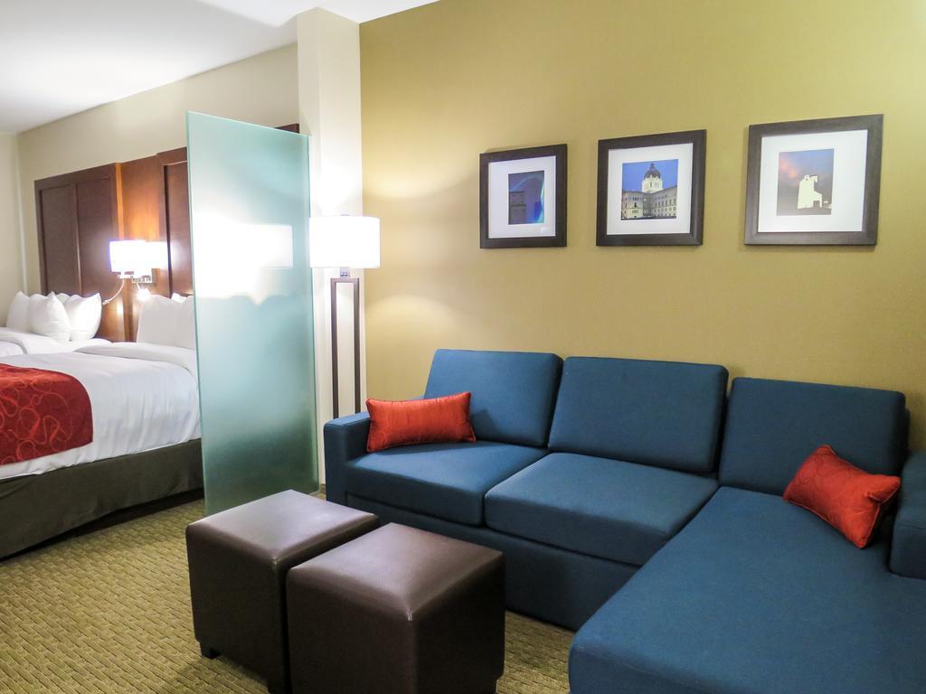 Comfort Suites Regina Bagian luar foto