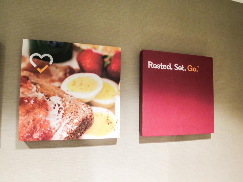Comfort Suites Regina Bagian luar foto